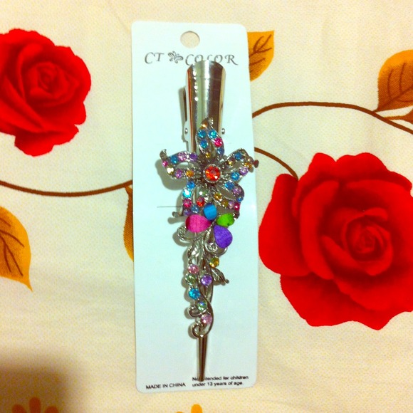 🚫Sold🚫Colorful crystal hair clip.