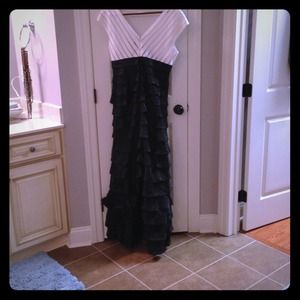 FORMAL GOWN THAT NEEDS A NEW 🚫RESERVED🚫