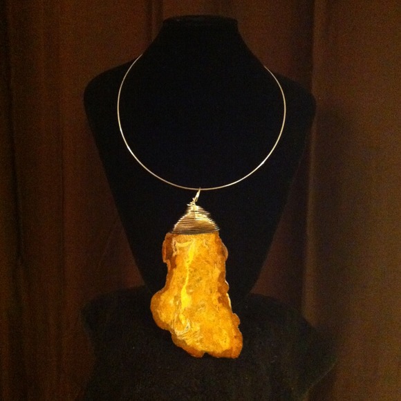 Handmade fossilized wood necklace - Picture 3 of 4
