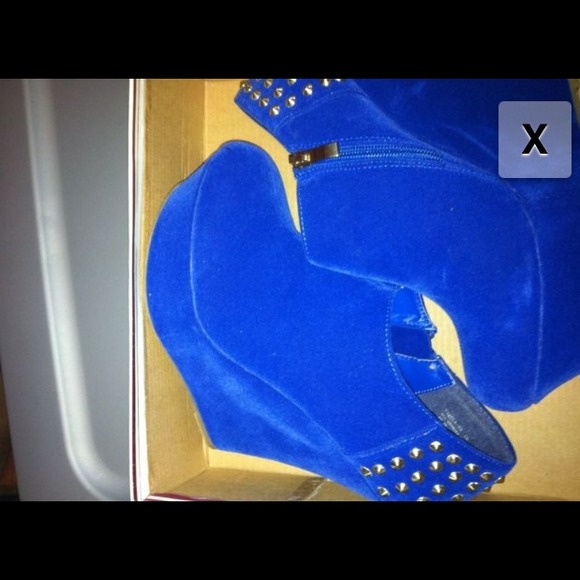 Blue suede wedge boots