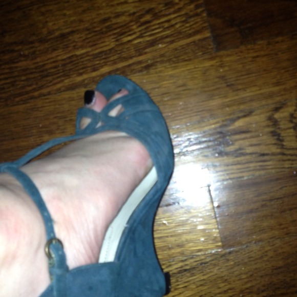 NINE WEST t-strap wedge