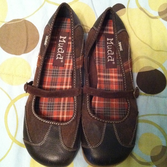 Supportive brown shoes