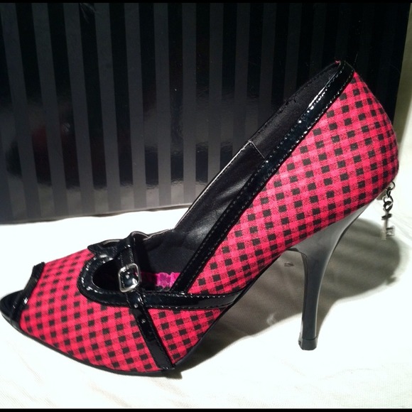 Plaid Playboy Heels. (NWOT) cute tassels