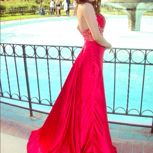 🔸🔶silky and elegant red gown🔶🔸