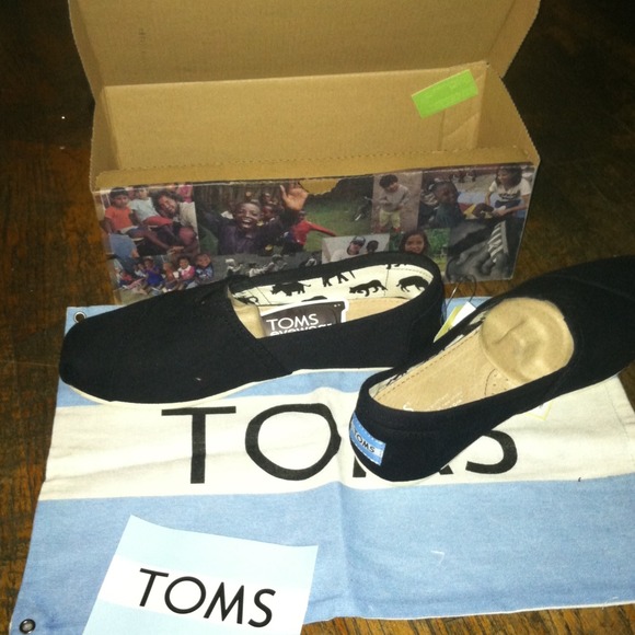 ❌SOLD❌✨Brand new black toms✨