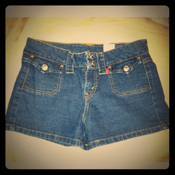 ✨Reduced✨Dark blue denim shorts by Levi!