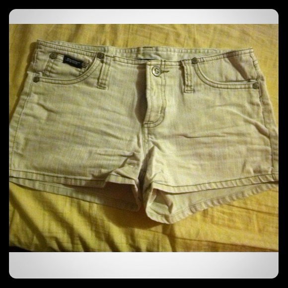 ✨Reduced✨Light khaki colored stretchy denim shorts