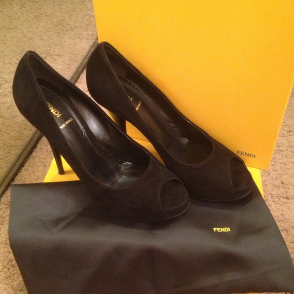 ✋At Consignment✋ Fendi Peeptoe Pumps!