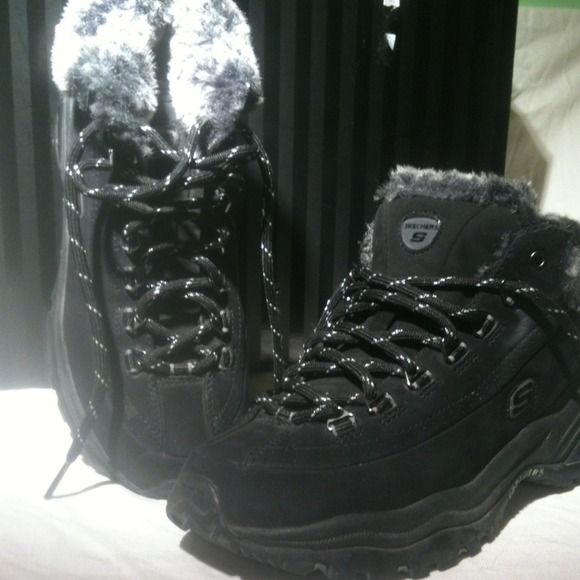 Skechers Sport Tennis shoe w fur size 6