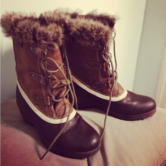 NWOT Fur capped lace-uo boots size 6