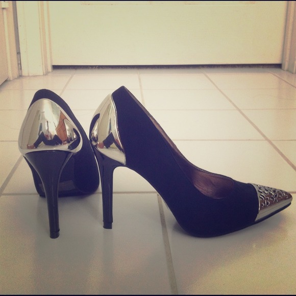 ❌SOLD❌Silver Tip Pumps