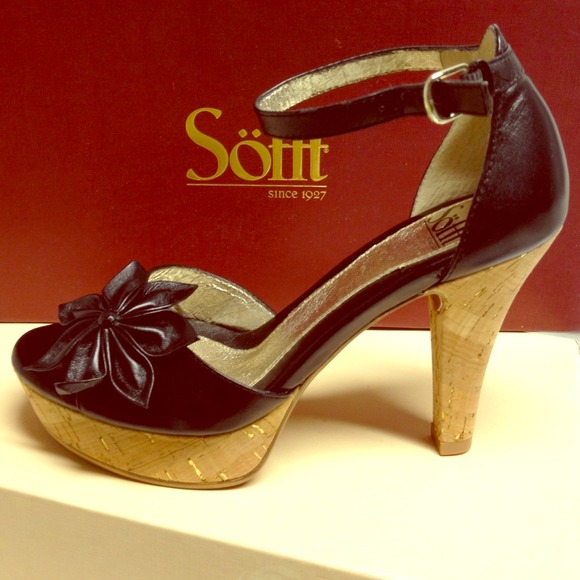 Beautiful black high heels!! Size 7