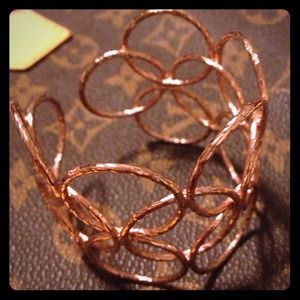 Rose gold tone bangle