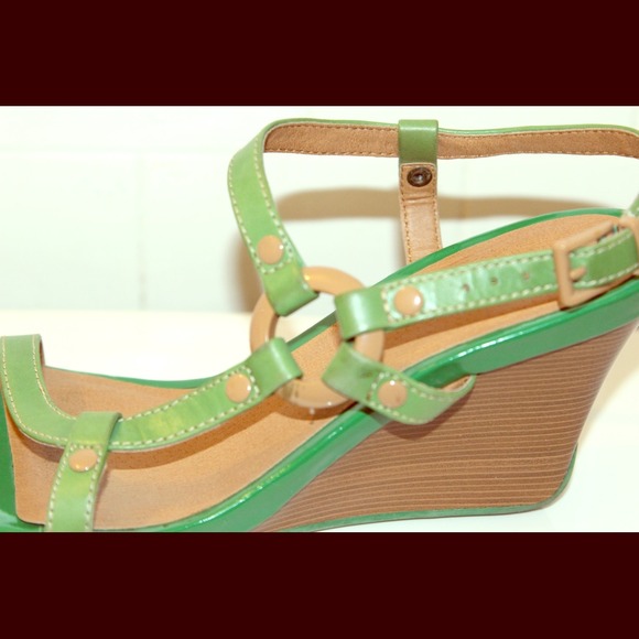 REDUCED!!! Kenneth Cole Reaction Green Sandal