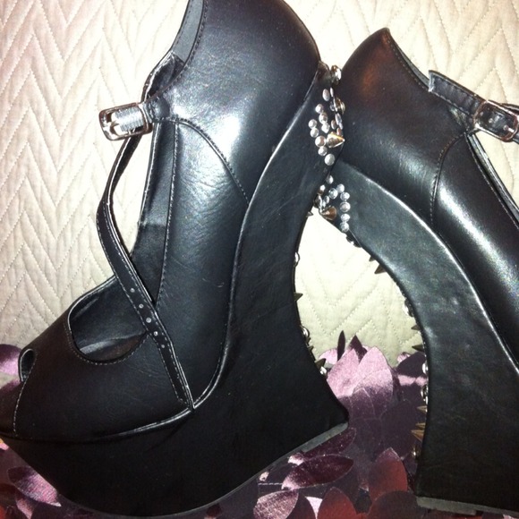 Heelless Shoes / Donated - Picture 3 of 4