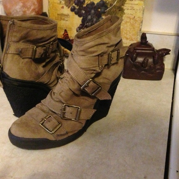 Vera wang wedge bootie