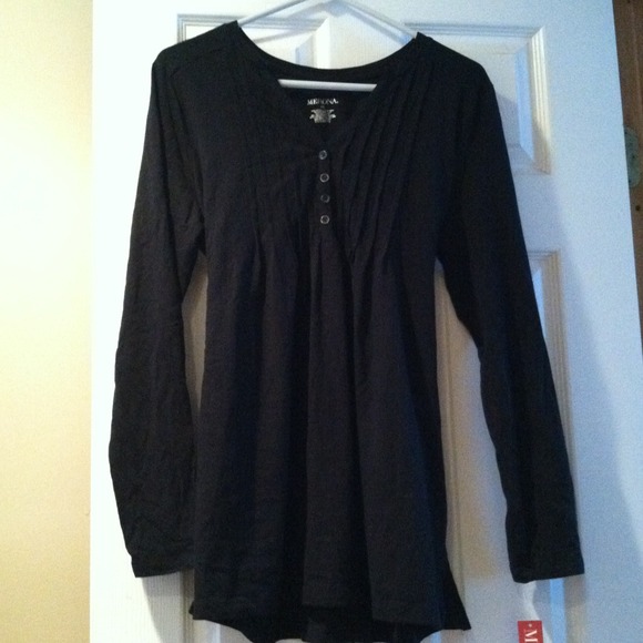 *SOLD BUNDLE***Cute black shirt