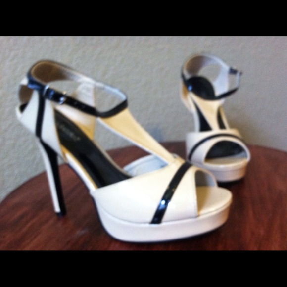 Sexy retro-inspired ShoeDazzle heels. - Picture 2 of 2