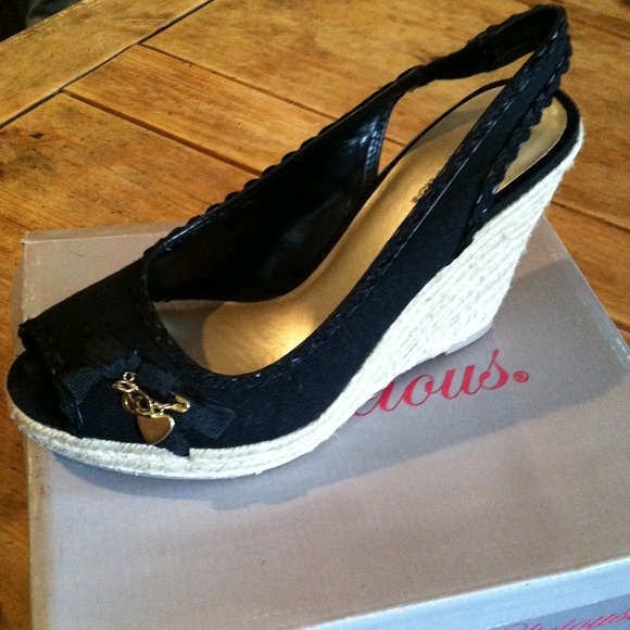 *SOLD BUNDLED*Brand new black wedges
