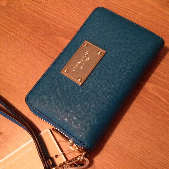 🚫SOLD💯% Authentic MK Multi Functional Phone Case