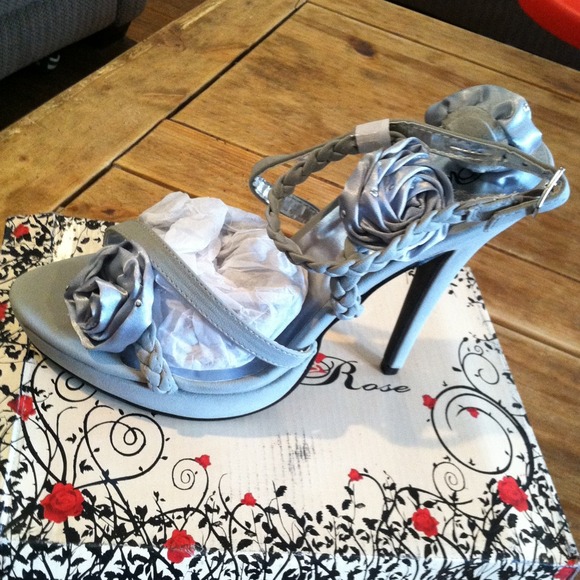 Never Worn! Gorgeous grey/silver heels