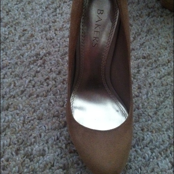 Tan suede heels NWOT - Picture 3 of 3