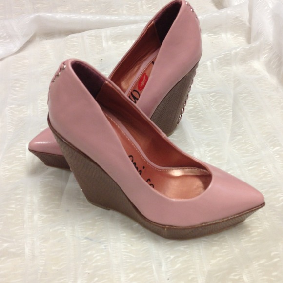 Pink  shows no scratch Good conditio Like new