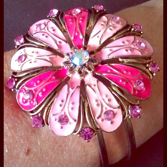 **REDUCED** Flower hinged bangle - Picture 1 of 4