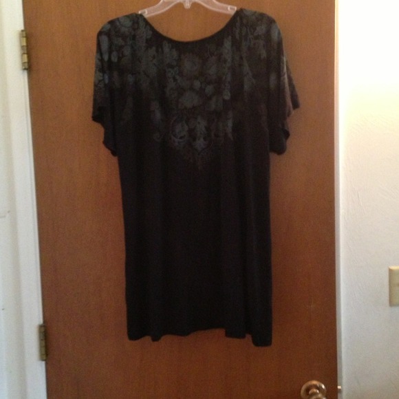 Beautiful top NEVER WORN - Picture 2 of 2