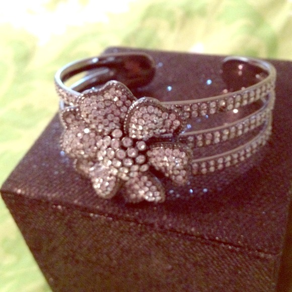 Black and crystal flower bendable bracelet - Picture 1 of 3