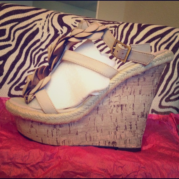 🌺REDUCED🌺Just Fab beige wedges