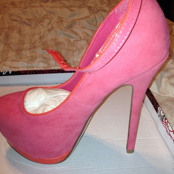 Brand new light pink heels.