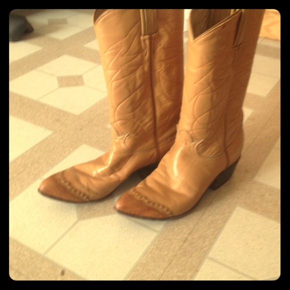 Vintage 1970's cowgirl boots. Two toned size