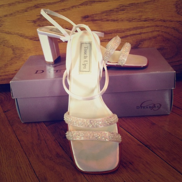 Size 7 1/2 pink Dyeables beaded shoes.