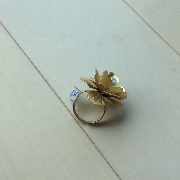 Gold toned flower ring - Picture 2 of 3