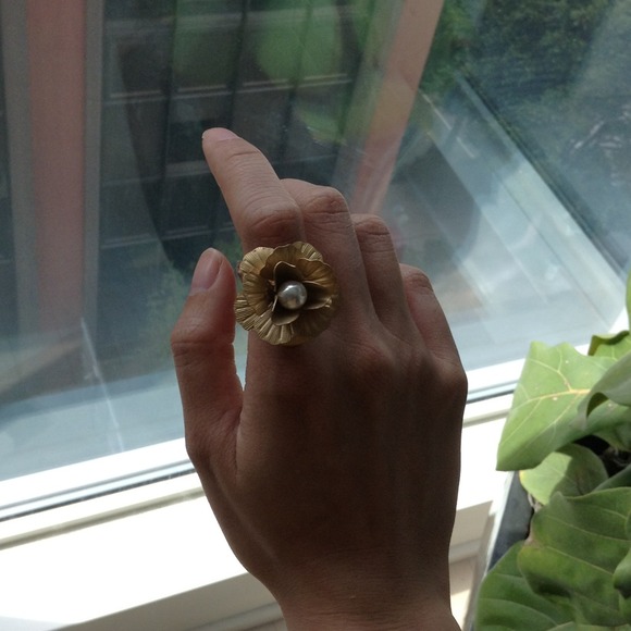 Gold toned flower ring - Picture 3 of 3