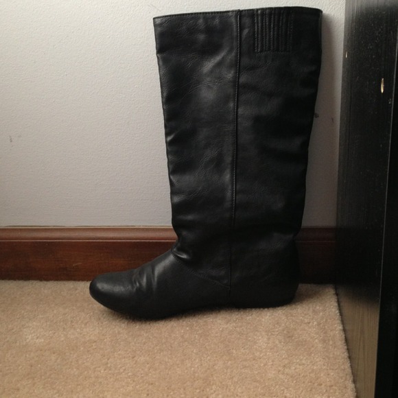 Black Leather Pull on Boots - Picture 2 of 4