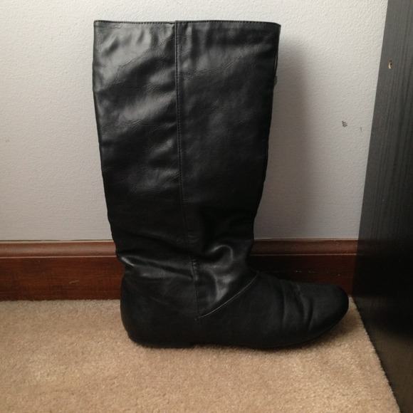 Black Leather Pull on Boots - Picture 3 of 4