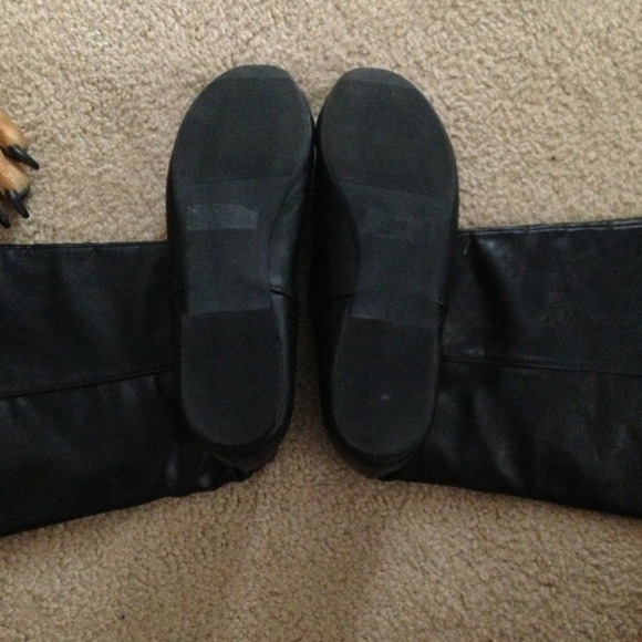 Black Leather Pull on Boots - Picture 4 of 4