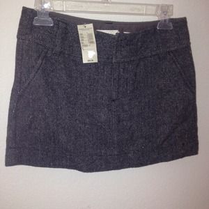 Very cute herringbone whool skirt.