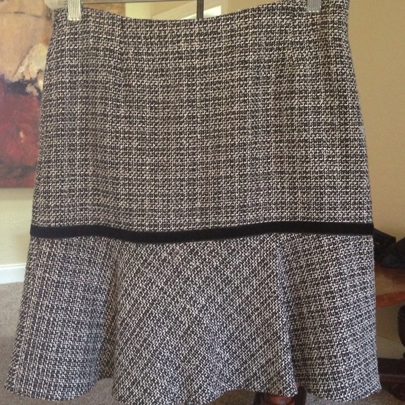 Tweed like skirt with velvet accent