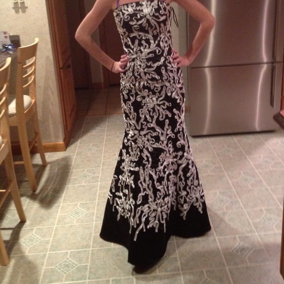 Unique Black & white form fitting prom dress - Picture 2 of 4