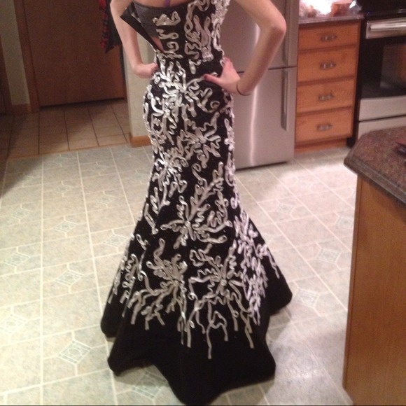 Unique Black & white form fitting prom dress - Picture 3 of 4