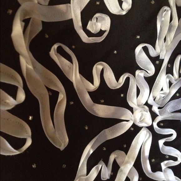 Unique Black & white form fitting prom dress - Picture 4 of 4