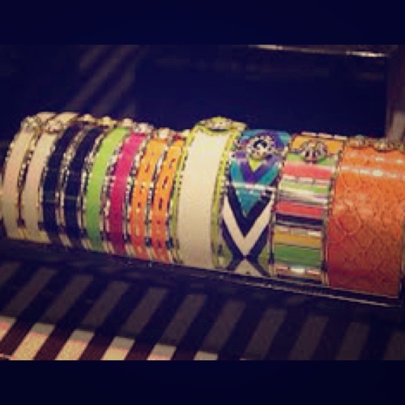 Looking for Henri Bendel Bracelets!! 💎💋