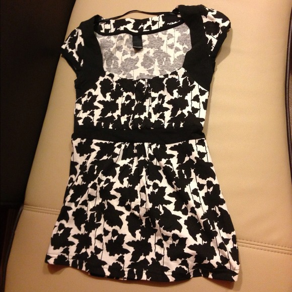 *****Sold****Vero Moda Top ( European brand) - Picture 1 of 2