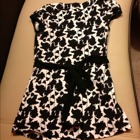 *****Sold****Vero Moda Top ( European brand) - Picture 2 of 2