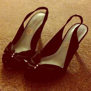 I am selling this shoes. Like new. Wore twice. 6W