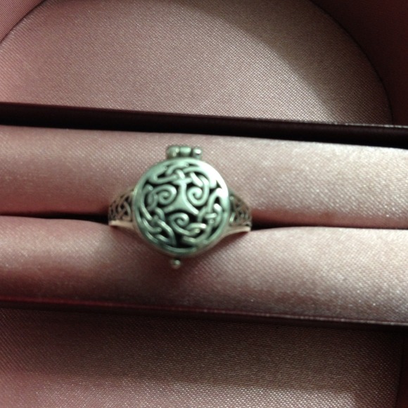Secret pill ring
