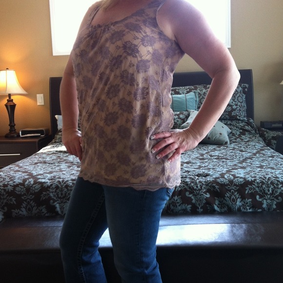 SOLD! 🌷 Lacey cabby sleeveless top - Picture 2 of 3